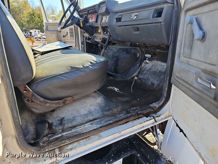 image for item OJ9081 1991 Ford F800 truck cab and chassis