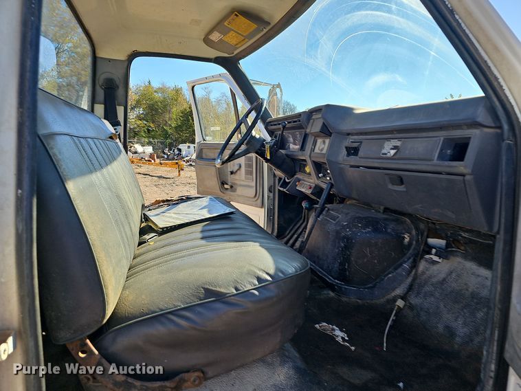 image for item OJ9081 1991 Ford F800 truck cab and chassis