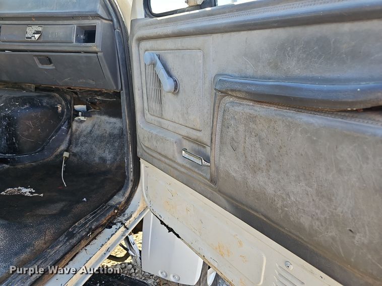 image for item OJ9081 1991 Ford F800 truck cab and chassis