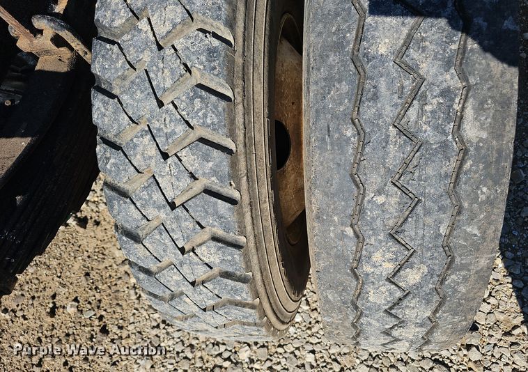 image for item OJ9081 1991 Ford F800 truck cab and chassis