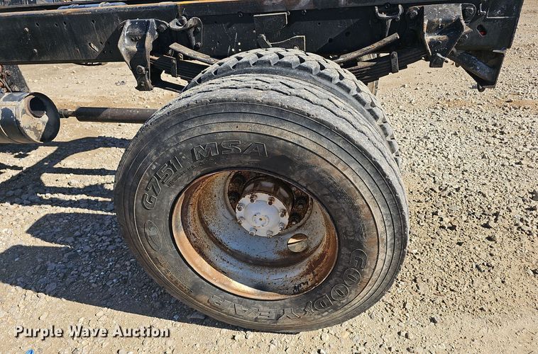 image for item OJ9081 1991 Ford F800 truck cab and chassis