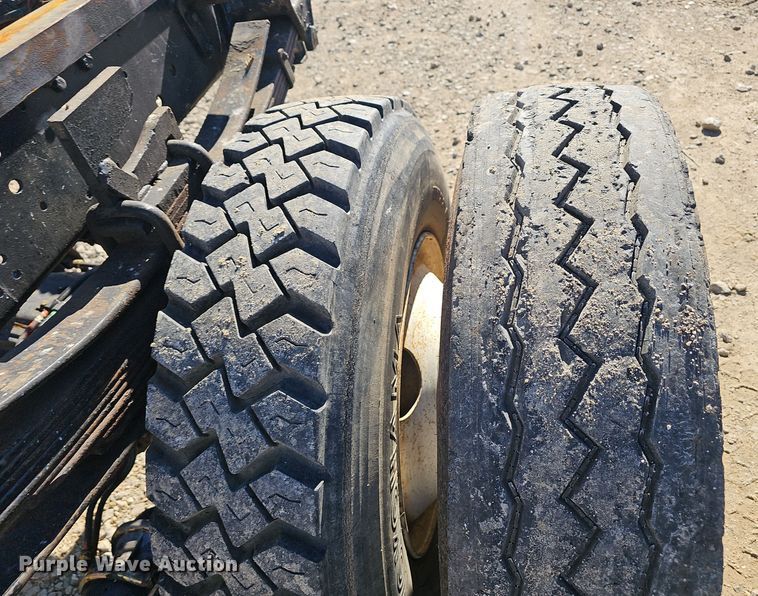 image for item OJ9081 1991 Ford F800 truck cab and chassis