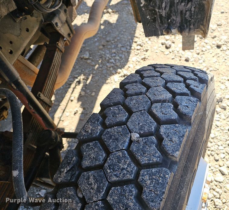 image for item OJ9081 1991 Ford F800 truck cab and chassis