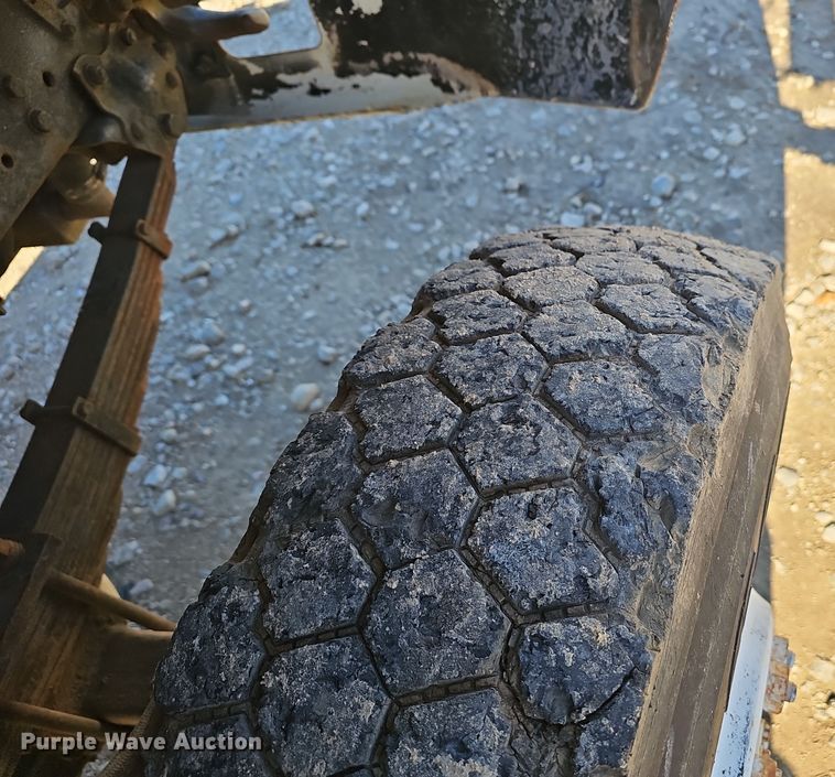 image for item OJ9081 1991 Ford F800 truck cab and chassis