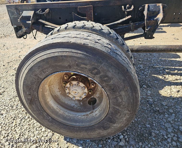 image for item OJ9081 1991 Ford F800 truck cab and chassis