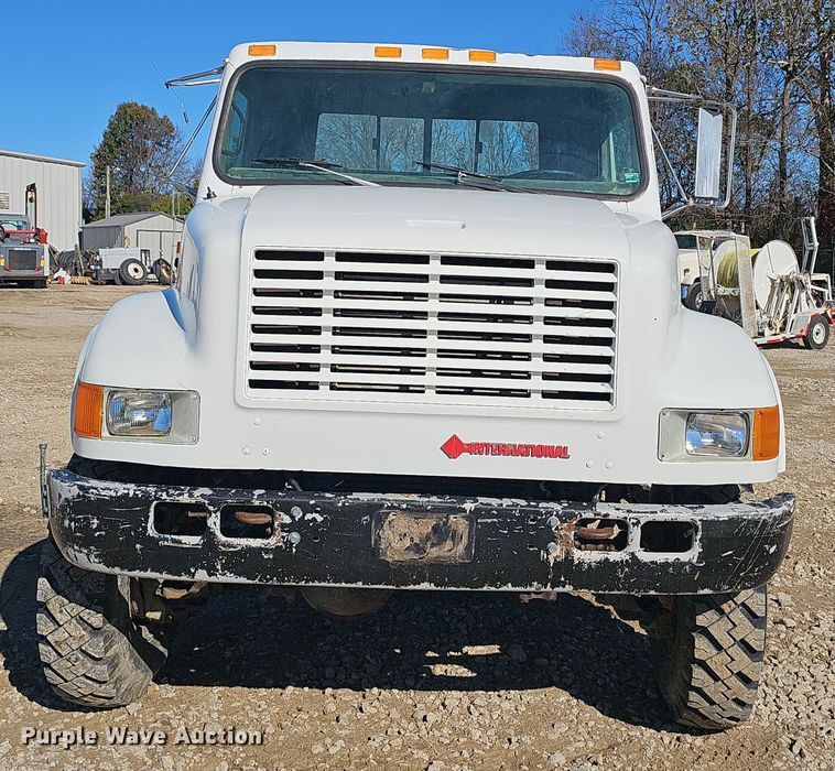 image for item OJ9082 1992 International 4800  truck cab and chassis