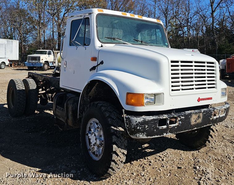 image for item OJ9082 1992 International 4800  truck cab and chassis
