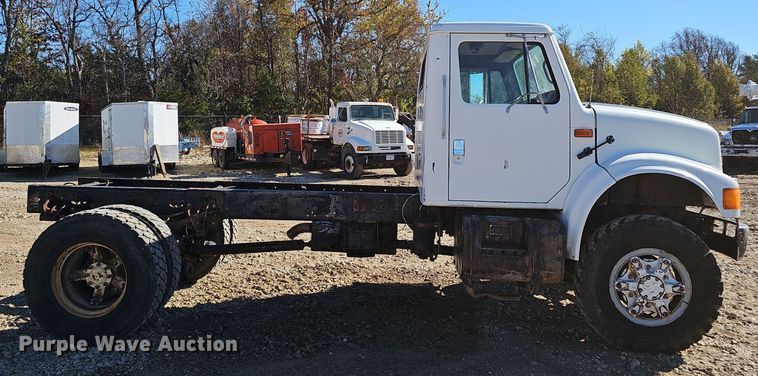 image for item OJ9082 1992 International 4800  truck cab and chassis