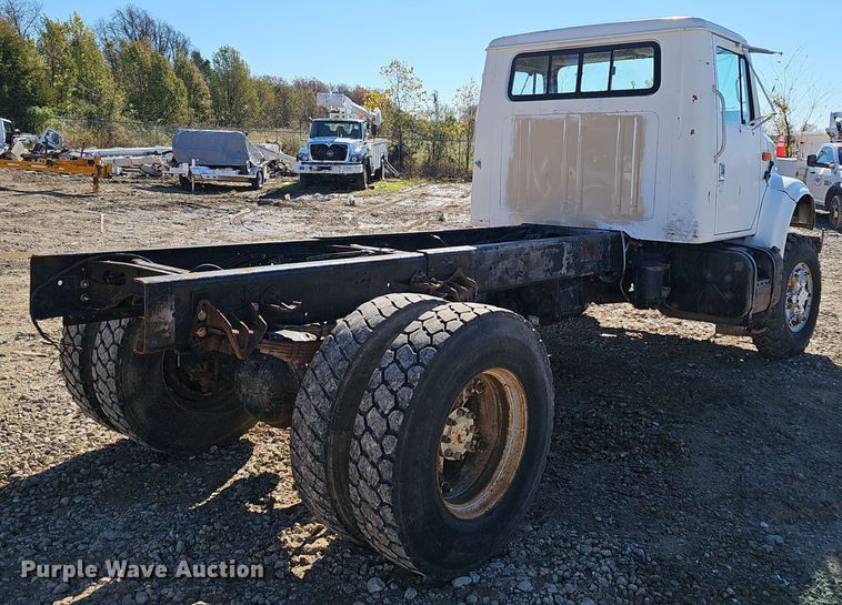 image for item OJ9082 1992 International 4800  truck cab and chassis