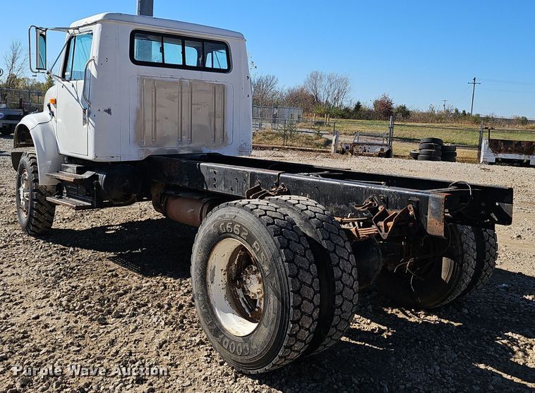 image for item OJ9082 1992 International 4800  truck cab and chassis