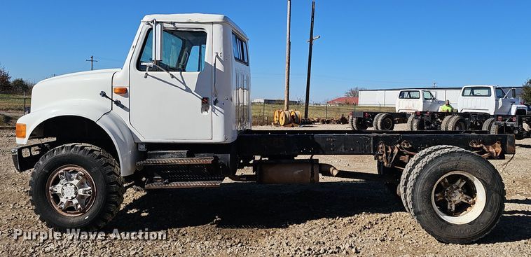 image for item OJ9082 1992 International 4800  truck cab and chassis