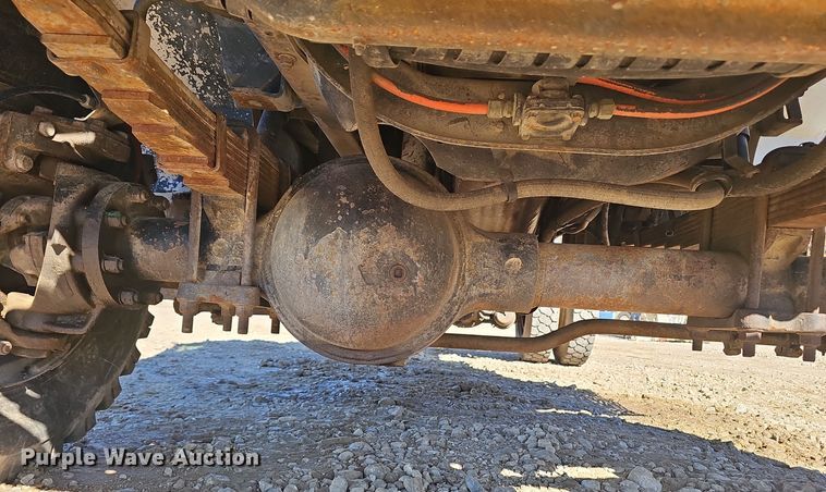 image for item OJ9082 1992 International 4800  truck cab and chassis