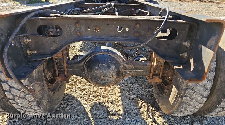 image for item OJ9082 1992 International 4800  truck cab and chassis