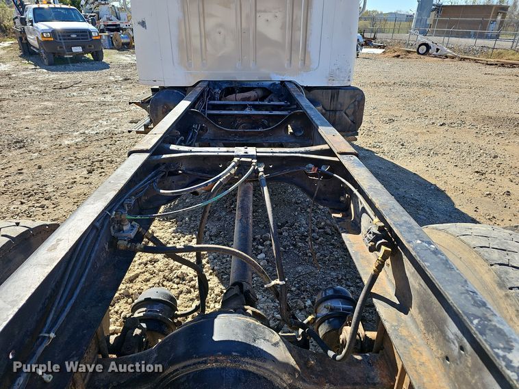 image for item OJ9082 1992 International 4800  truck cab and chassis