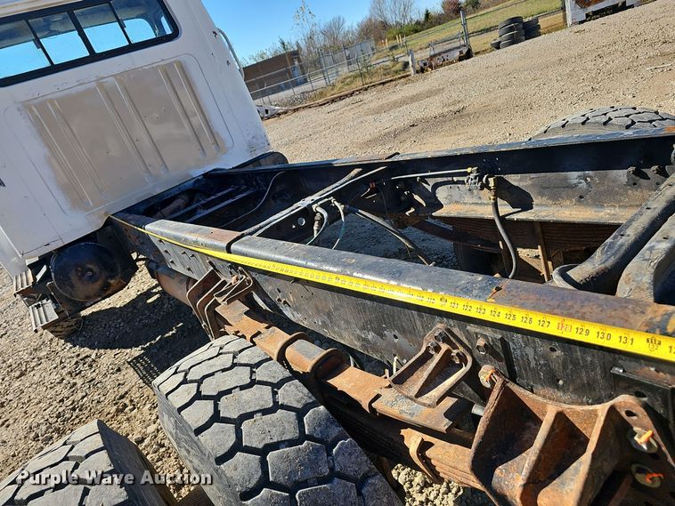 image for item OJ9082 1992 International 4800  truck cab and chassis