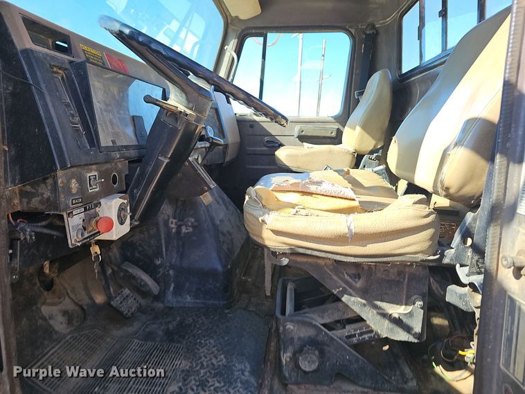 image for item OJ9082 1992 International 4800  truck cab and chassis