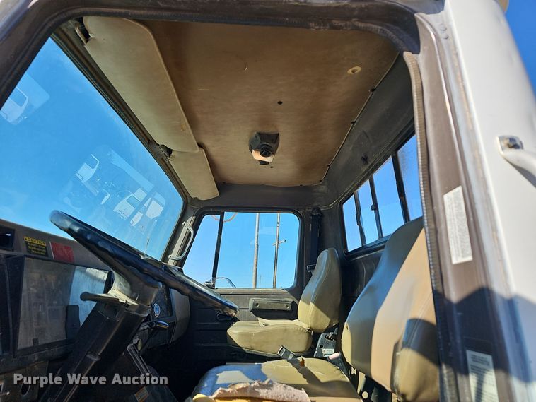 image for item OJ9082 1992 International 4800  truck cab and chassis