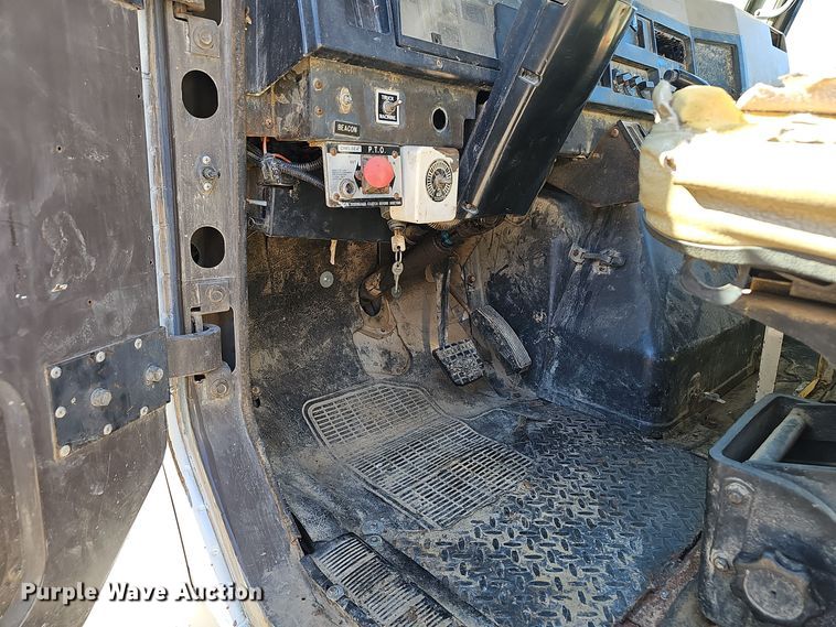 image for item OJ9082 1992 International 4800  truck cab and chassis