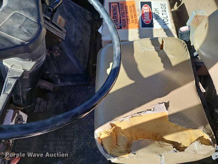 image for item OJ9082 1992 International 4800  truck cab and chassis