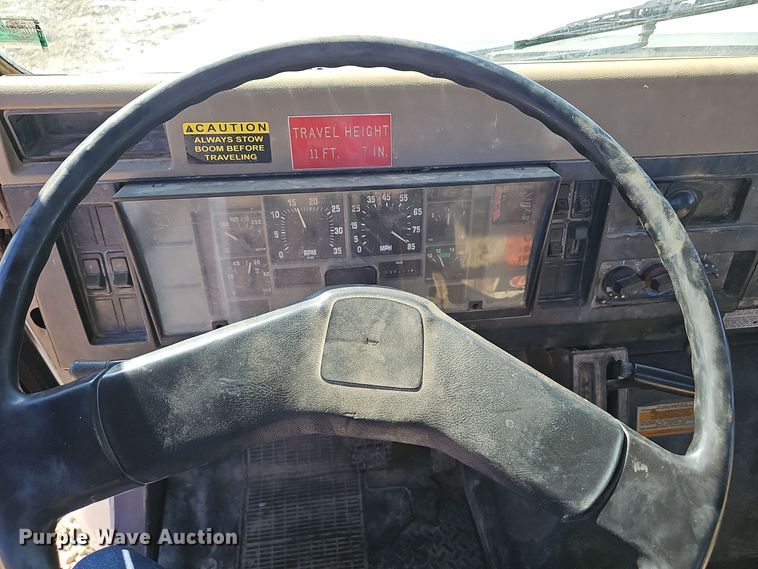 image for item OJ9082 1992 International 4800  truck cab and chassis