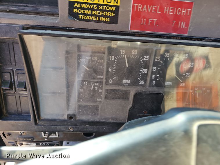 image for item OJ9082 1992 International 4800  truck cab and chassis