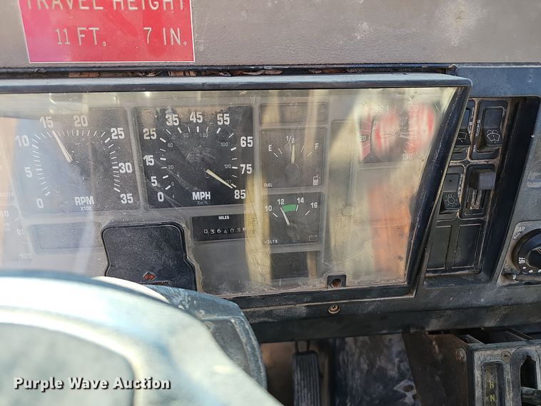 image for item OJ9082 1992 International 4800  truck cab and chassis