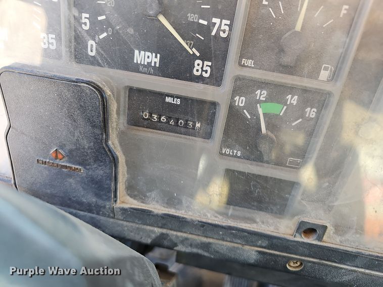 image for item OJ9082 1992 International 4800  truck cab and chassis