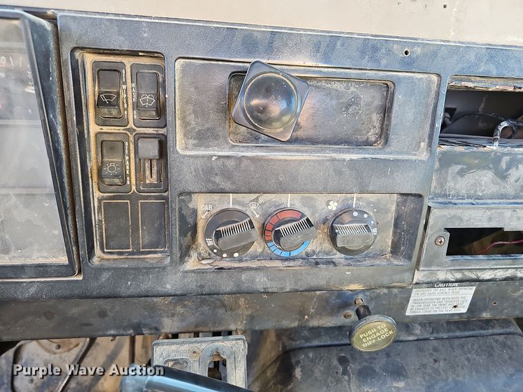 image for item OJ9082 1992 International 4800  truck cab and chassis