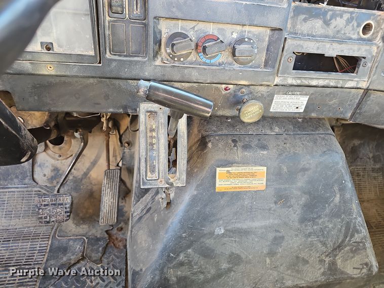 image for item OJ9082 1992 International 4800  truck cab and chassis