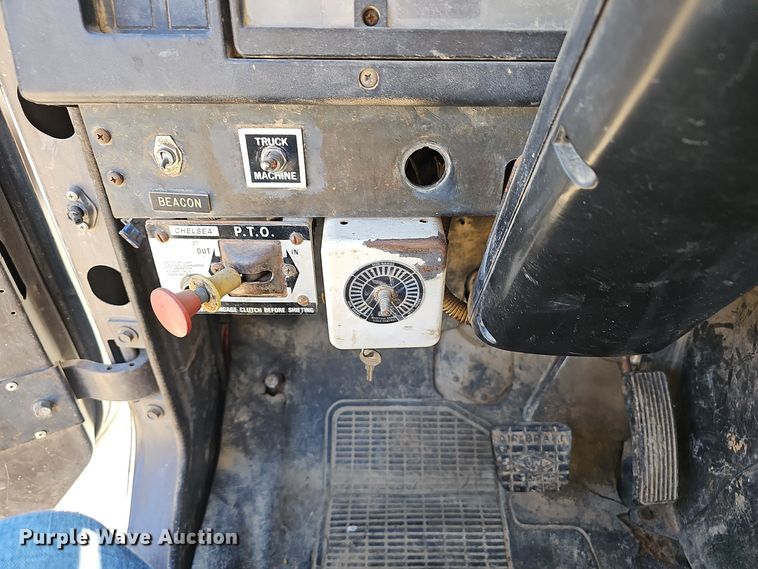 image for item OJ9082 1992 International 4800  truck cab and chassis