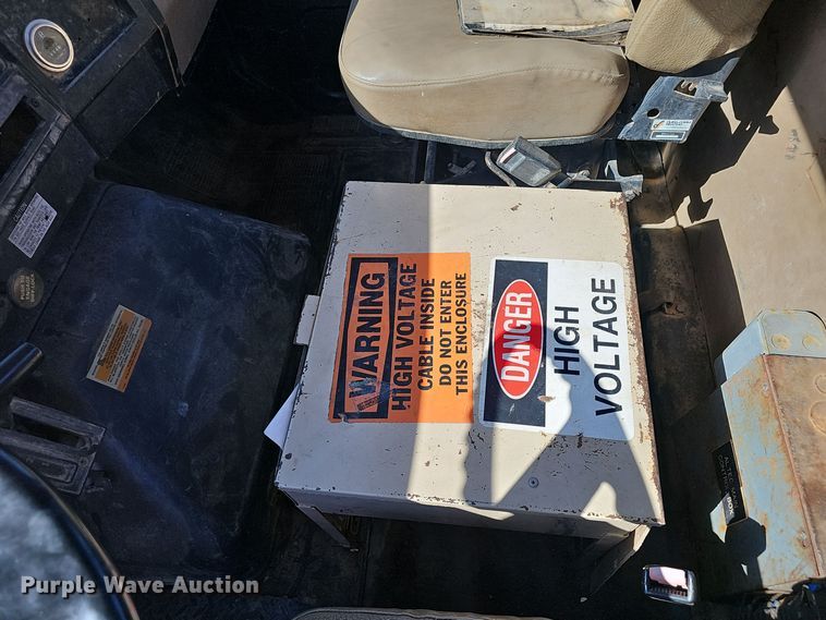 image for item OJ9082 1992 International 4800  truck cab and chassis