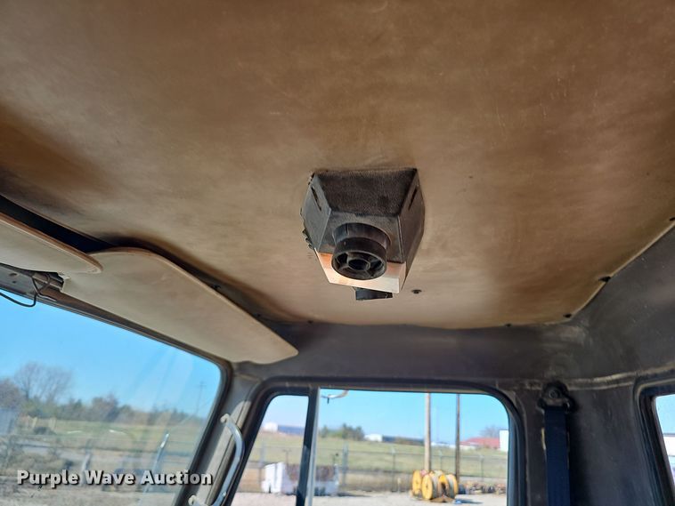 image for item OJ9082 1992 International 4800  truck cab and chassis