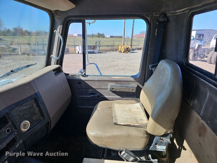 image for item OJ9082 1992 International 4800  truck cab and chassis