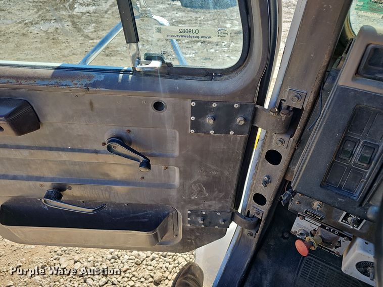 image for item OJ9082 1992 International 4800  truck cab and chassis