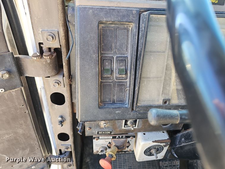 image for item OJ9082 1992 International 4800  truck cab and chassis