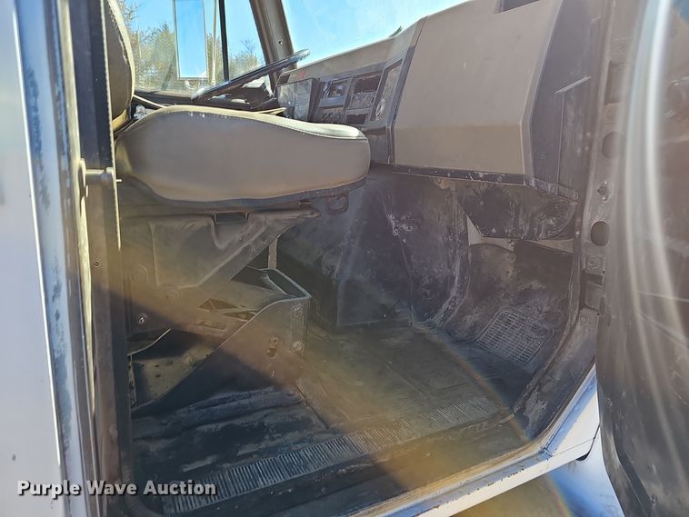 image for item OJ9082 1992 International 4800  truck cab and chassis