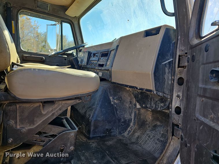 image for item OJ9082 1992 International 4800  truck cab and chassis