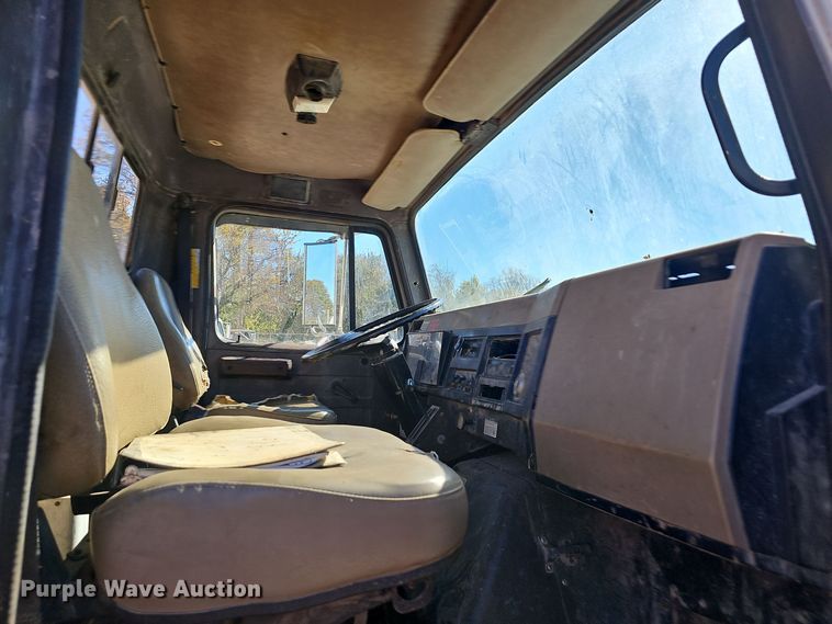 image for item OJ9082 1992 International 4800  truck cab and chassis