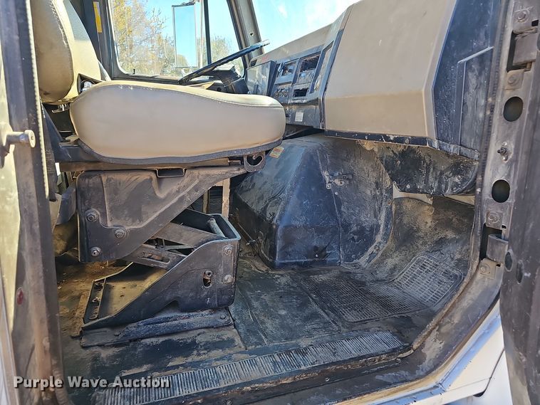 image for item OJ9082 1992 International 4800  truck cab and chassis