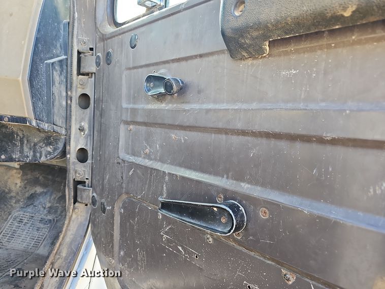 image for item OJ9082 1992 International 4800  truck cab and chassis