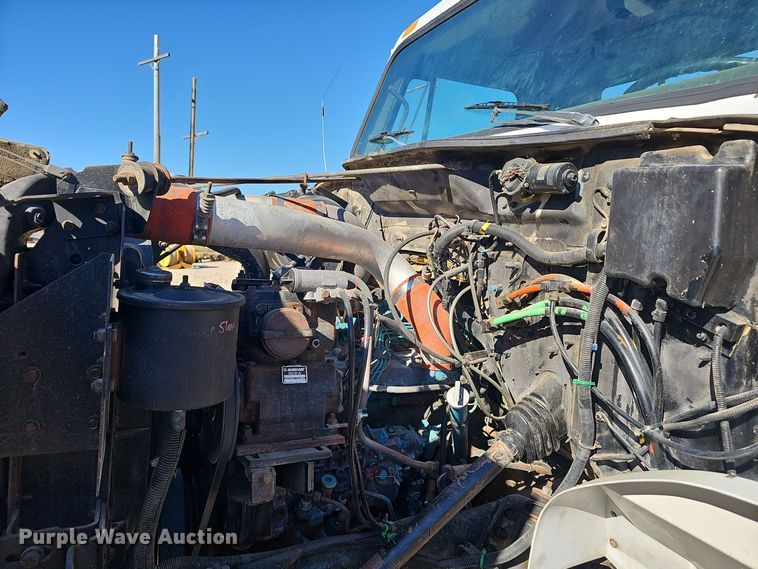 image for item OJ9082 1992 International 4800  truck cab and chassis