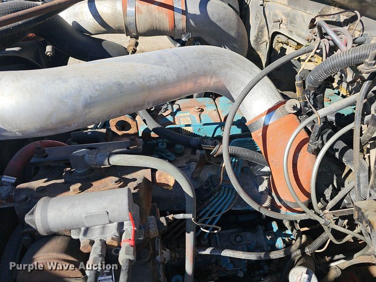 image for item OJ9082 1992 International 4800  truck cab and chassis