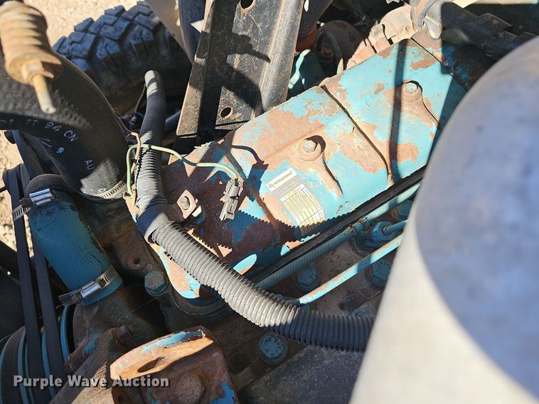 image for item OJ9082 1992 International 4800  truck cab and chassis