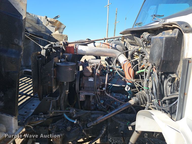 image for item OJ9082 1992 International 4800  truck cab and chassis