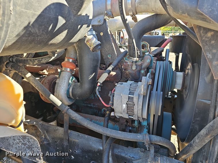 image for item OJ9082 1992 International 4800  truck cab and chassis