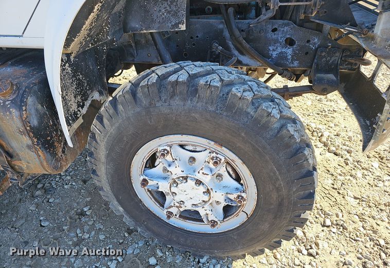 image for item OJ9082 1992 International 4800  truck cab and chassis