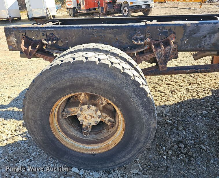 image for item OJ9082 1992 International 4800  truck cab and chassis