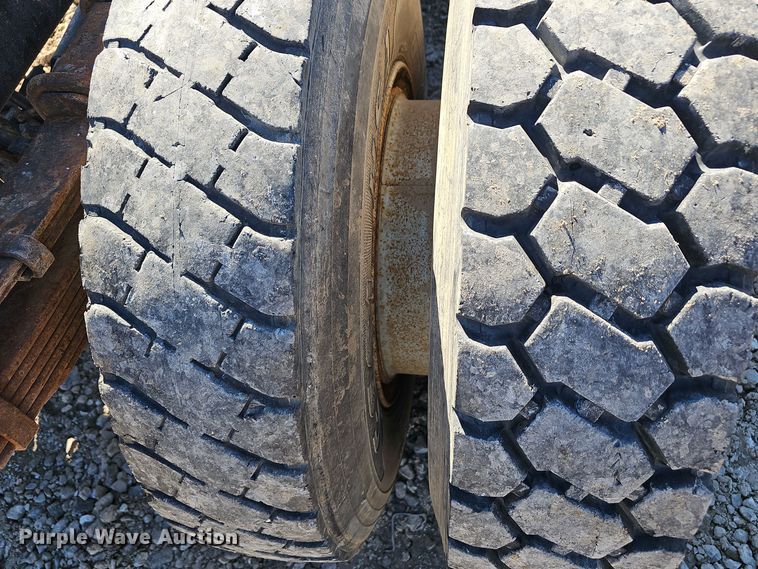 image for item OJ9082 1992 International 4800  truck cab and chassis