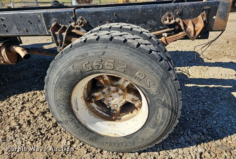 image for item OJ9082 1992 International 4800  truck cab and chassis