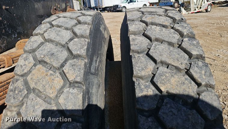 image for item OJ9082 1992 International 4800  truck cab and chassis